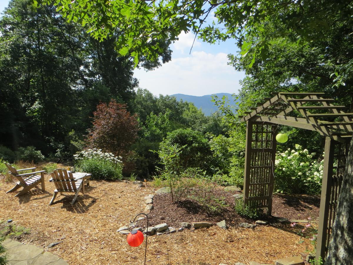 The Overlook Inn Bed And Breakfast Chatsworth Exterior photo