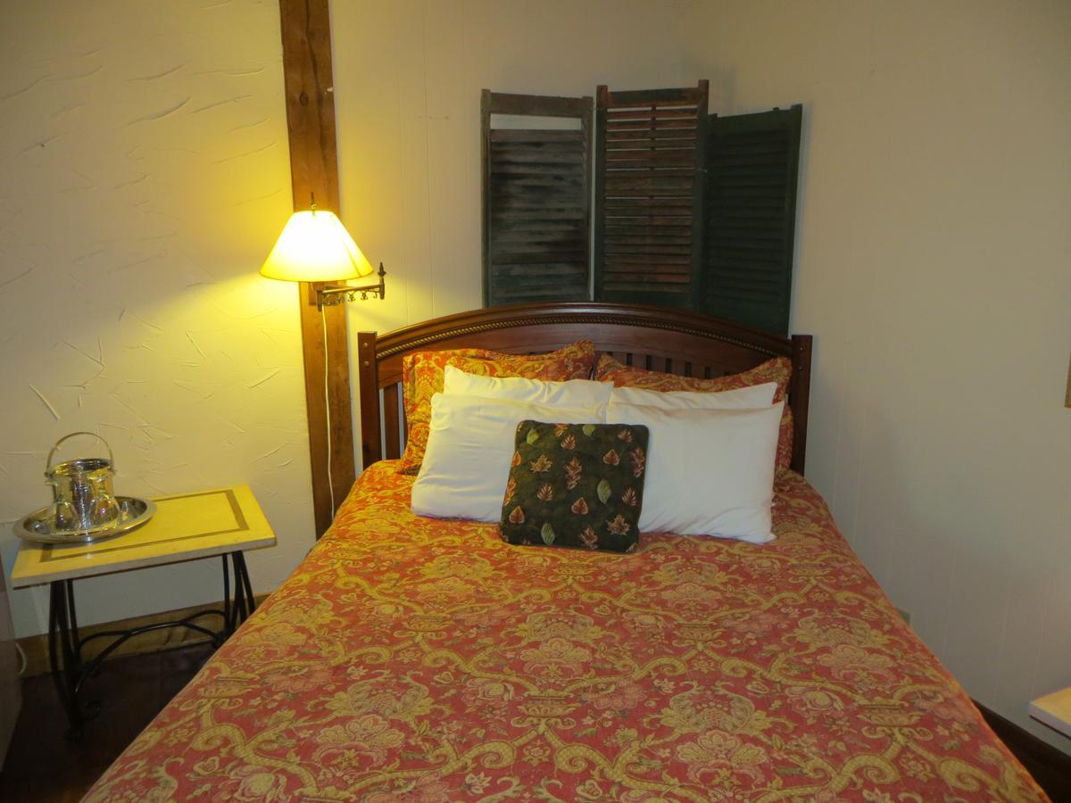 The Overlook Inn Bed And Breakfast Chatsworth Room photo