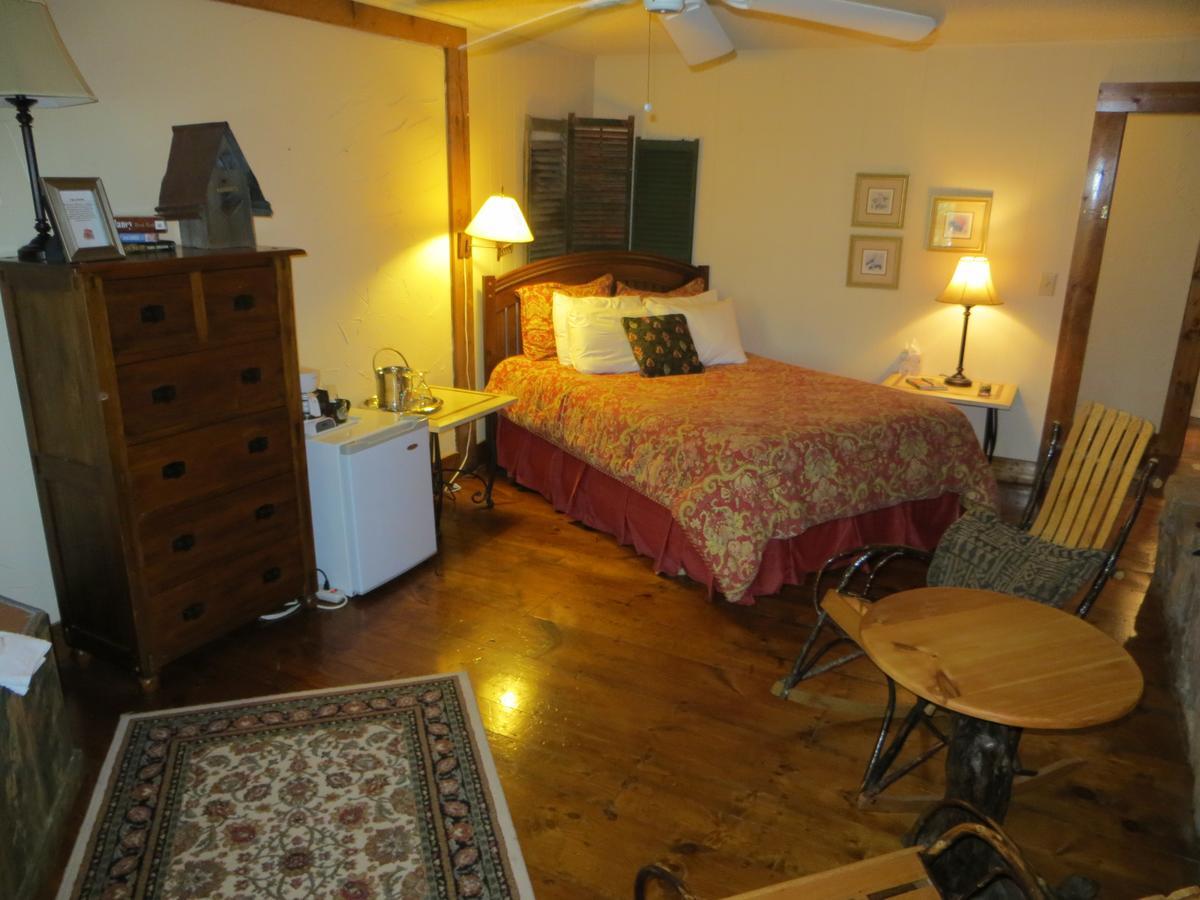 The Overlook Inn Bed And Breakfast Chatsworth Room photo