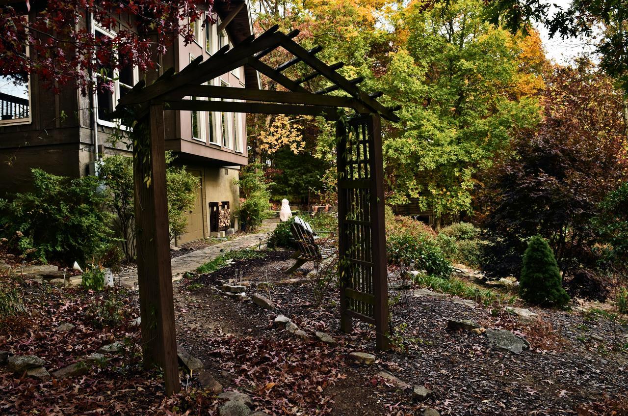 The Overlook Inn Bed And Breakfast Chatsworth Exterior photo